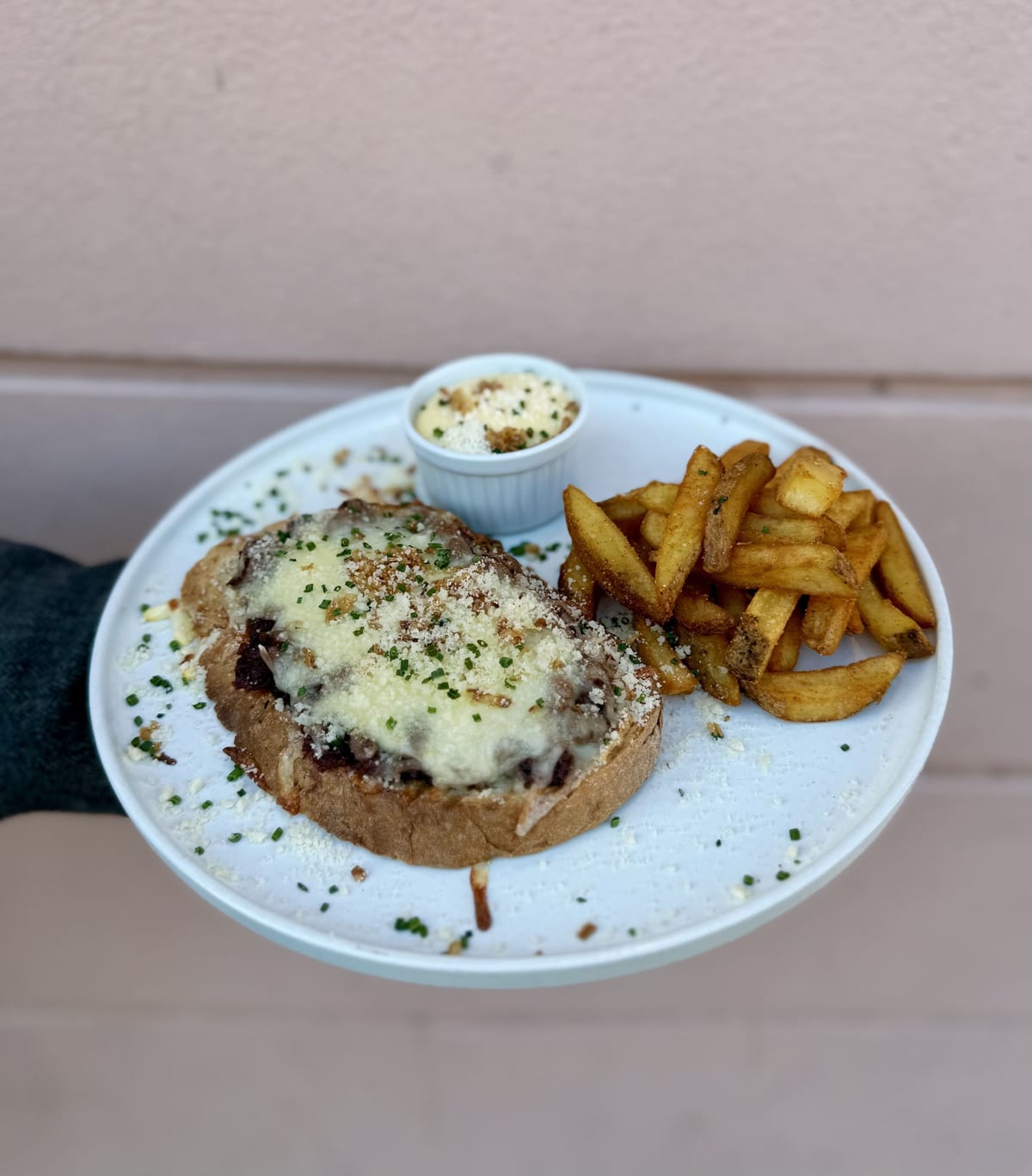 Open Bolognese Sandwich podávaný s hranolkami