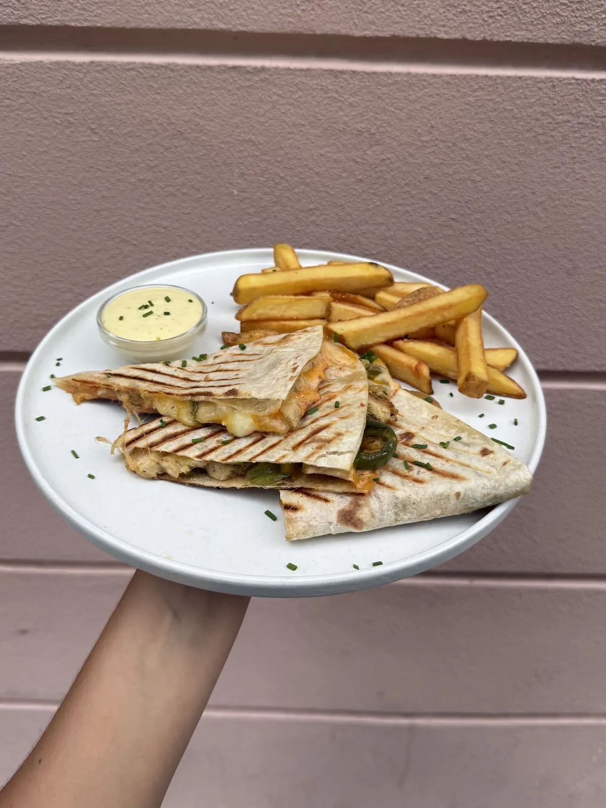 Quesadilla s kuracím mäskom, cheddarom a chorizo aioli podávané s hranolkami